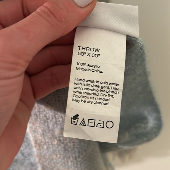 New DKNY throw 50’’ x 60’’ (127 cm x 152 cm) - Picture 4 of 5